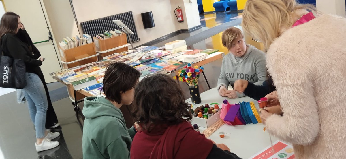 UdGBiblioteca's tweet photo. 🌹📚#SantJordiBibliotecaUdG Us desitgem una molt bona diada de #SantJordi. Us esperem a les biblioteques de campus #BarriVell, #Montilivi i #Centre, amb diferents propostes d'activitats i molts llibres!! 👉https://t.co/7ztYi4RGjn https://t.co/SN4CTzCkht