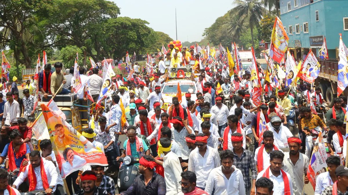 ఉంగుటూరు నియోజకవర్గం జనసేన - టీడీపీ - బీజేపీ పార్టీల కూటమి అసెంబ్లీ అభ్యర్థిగా పోటీ చేయబోతున్న #పత్సమట్ల_ధర్మరాజు గారు నియోజకవర్గంలోని వివిధ గ్రామాల నుండి భారీగా తరలి వచ్చిన ప్రజలు,ఆడపడచులు, పెద్దలు, యువత పార్టీ శ్రేణులతో కలిసి ర్యాలీగా వెళ్లి నామినేషన్ దఖాలు చేశారు.

ధర్మరాజు…