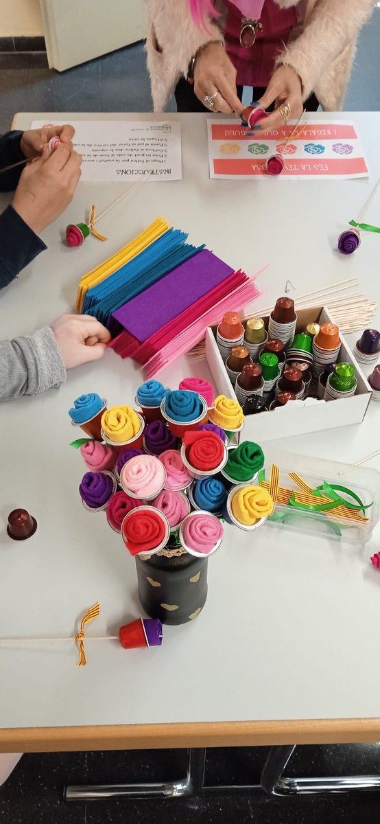 UdGBiblioteca's tweet photo. 🌹📚#SantJordiBibliotecaUdG Us desitgem una molt bona diada de #SantJordi. Us esperem a les biblioteques de campus #BarriVell, #Montilivi i #Centre, amb diferents propostes d'activitats i molts llibres!! 👉https://t.co/7ztYi4RGjn https://t.co/SN4CTzCkht
