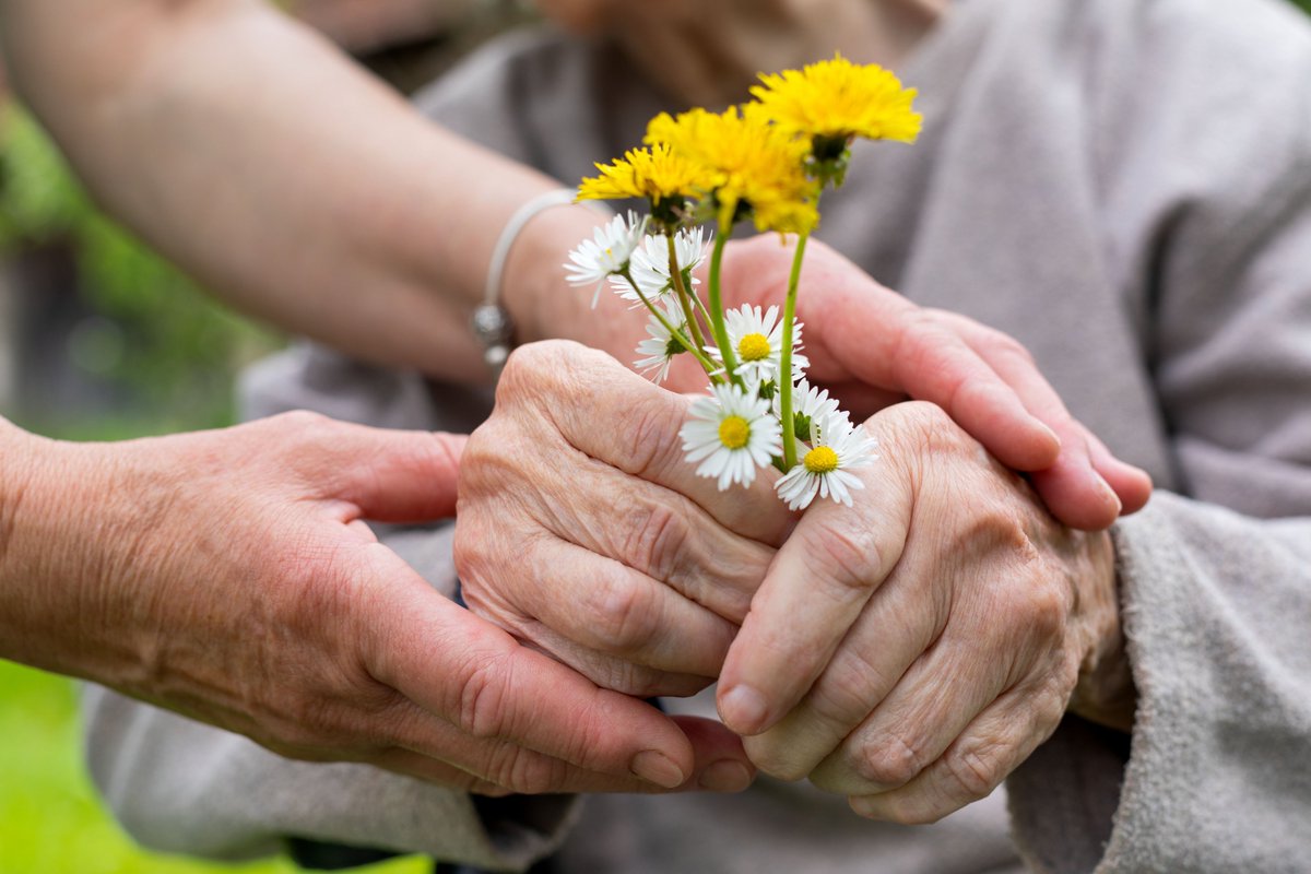 You can help improve end of life care in Falkirk by sharing your views. 

We want to hear from people with personal or professional experience of receiving, accessing, or delivering support.

An online survey is currently open until 31 May 👇

falkirkhscp.org/palliative-car…