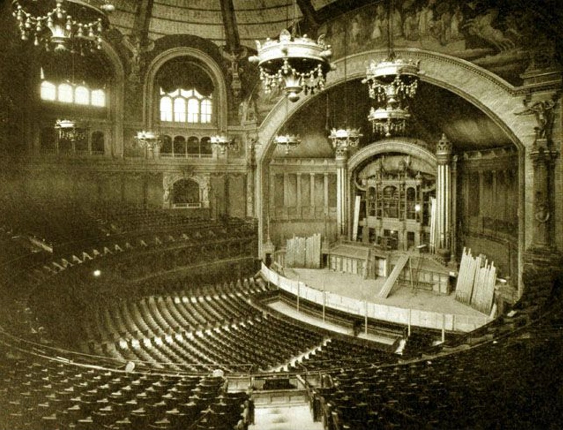 #MardiParisDisparu n° 4
Face à la Tour Eiffel se trouvait autrefois le Palais du Trocadéro, construit par Davioud et Bourdais pour l'Exposition universelle de 1878 et doté d'une salle de spectacles de 4 600 places et de deux musées. En 1937, il laisse place au Palais de Chaillot.