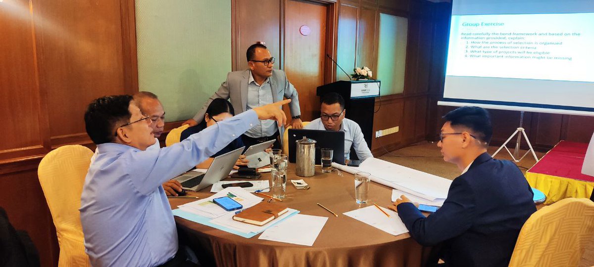 💰📈The third training on #ThematicBonds for officials from the Ministry of Economy & Finance is underway, w focus on pipeline development. This is a partnership🤝@UNDP, @UNESCAP, & @GGGICambodia, w💰support from @FCDOGovUK & @Sida, to support 🇰🇭in achieving its climate agenda.