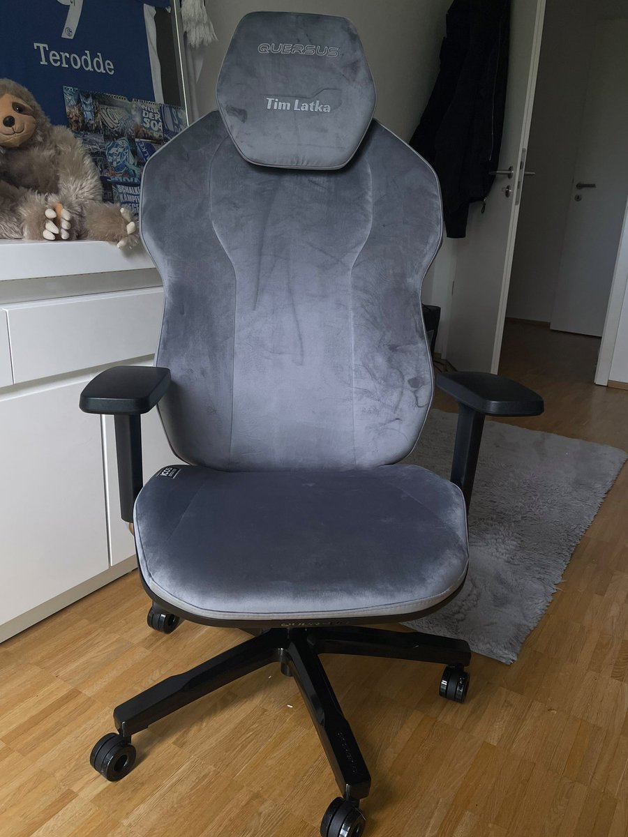 timlatka's tweet image. Gemeinsam mit Quersus darf ich an euch den neuen ICOS Gamingstuhl (Wert: 699€) verlosen 😍

zum Teilnehmen:

- mir &amp;amp; @Quersus folgen
- retweeten

Hier seht ihr meinen fertig aufgebauten Stuhl, sogar mit Personalisierung 🤩

*läuft bis 28.4 18:00h*
