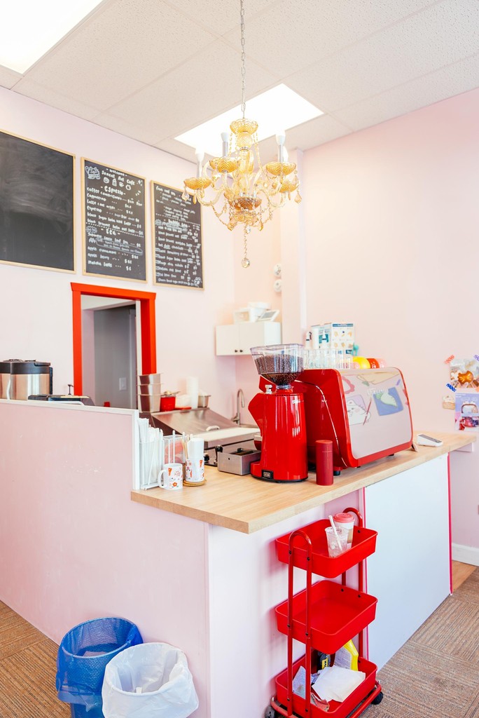 🧋 A one-of-a-kind experience in our downtown, the Jancat_art cafe is a deliciously vibrant place to visit! Here you can get bubble tea, Mochi Wednesdays, and of course shop the unique selection of artwork. 🤩 📍 Find Jancat Art Cafe at 584 Talbot. 🛍️ l8r.it/TRyl