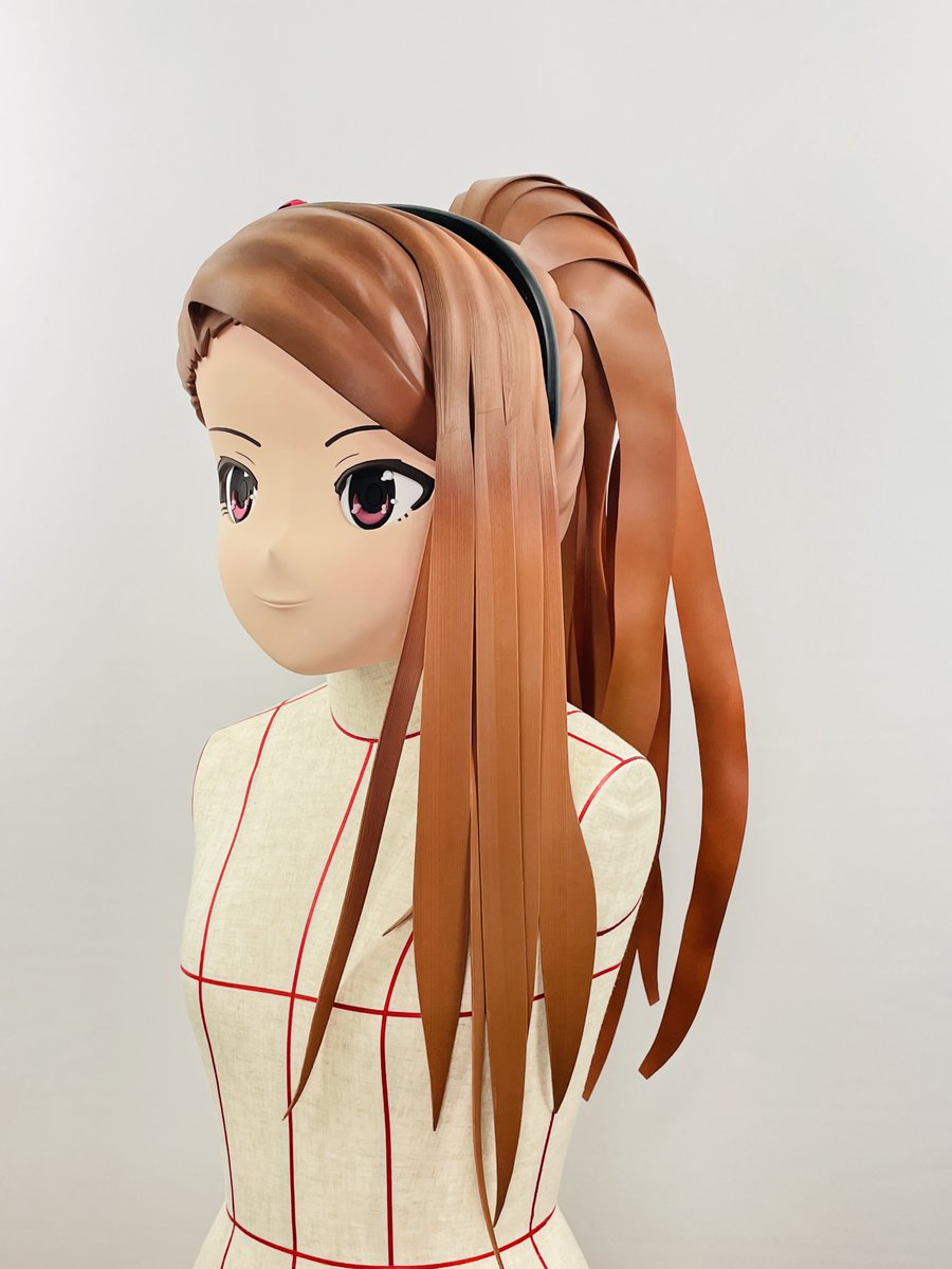 tokalcms's tweet photo. 着ぐるみマスク完成しました。立体造形目で非追従/視線追従の交換、後頭部髪型換装、髪飾り着脱可の仕様です。シンプルなロングストレート髪は編み込み髪と違ってパーツの継ぎ目を隠しにくいため、実は3Dプリント+軟質樹脂では難易度の高い髪型です。大きなポニーテールの形状再現も難しい制作でした。 https://t.co/iQsG90jItb