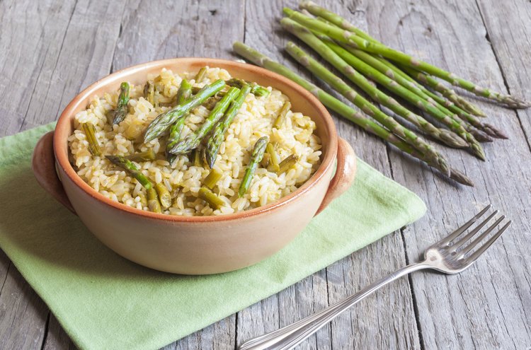 #StGeorgesDay also marks the start of the English asparagus 🥬season! The season only lasts for two short months, so make the most of it with this delicious pearl barley risotto with asparagus #recipe. YUM! Perfect for a mid-week meal. #FoodSavvy
foodsavvy.org.uk/cook/risotto-w…