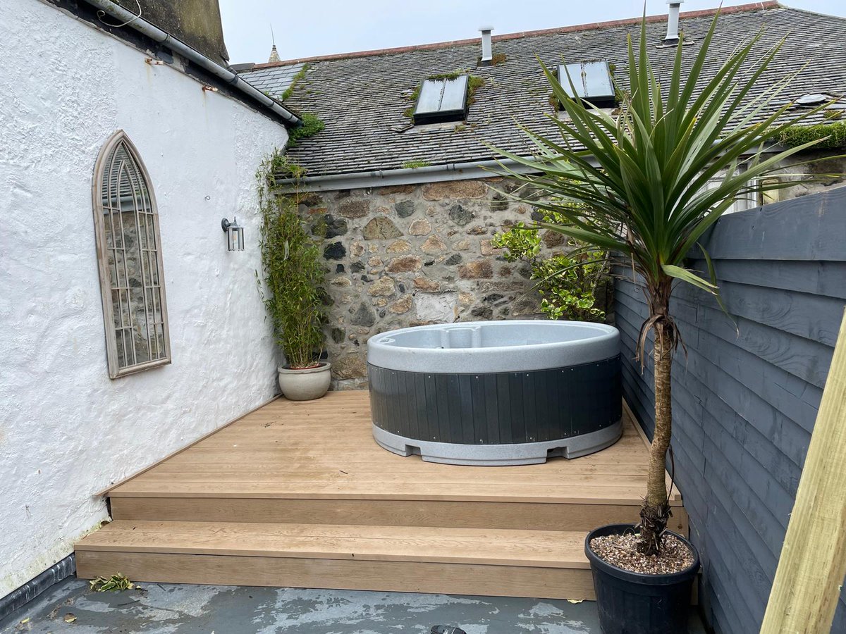 Get decked out for summer! ☀️

This gorgeous #decking area for a home in St Ives, #Cornwall creates the ‘by the beach’ feel using Millboard decking in 🎨 Golden Oak supplied by our #SuttonColdfield branch.

View our Landscaping Collection today
👉 bit.ly/EHS-Landscapin…