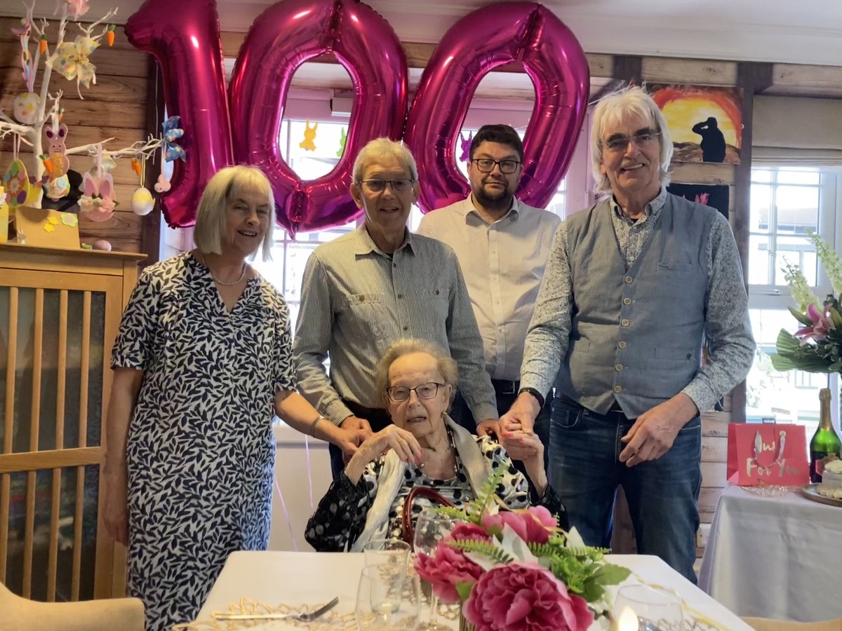 Surbiton resident celebrates 100th birthday #forpeoplenotforprofit nationalcareforum.org.uk/members-news/s… @vicrayner @NCF_Liz @StarandGarter