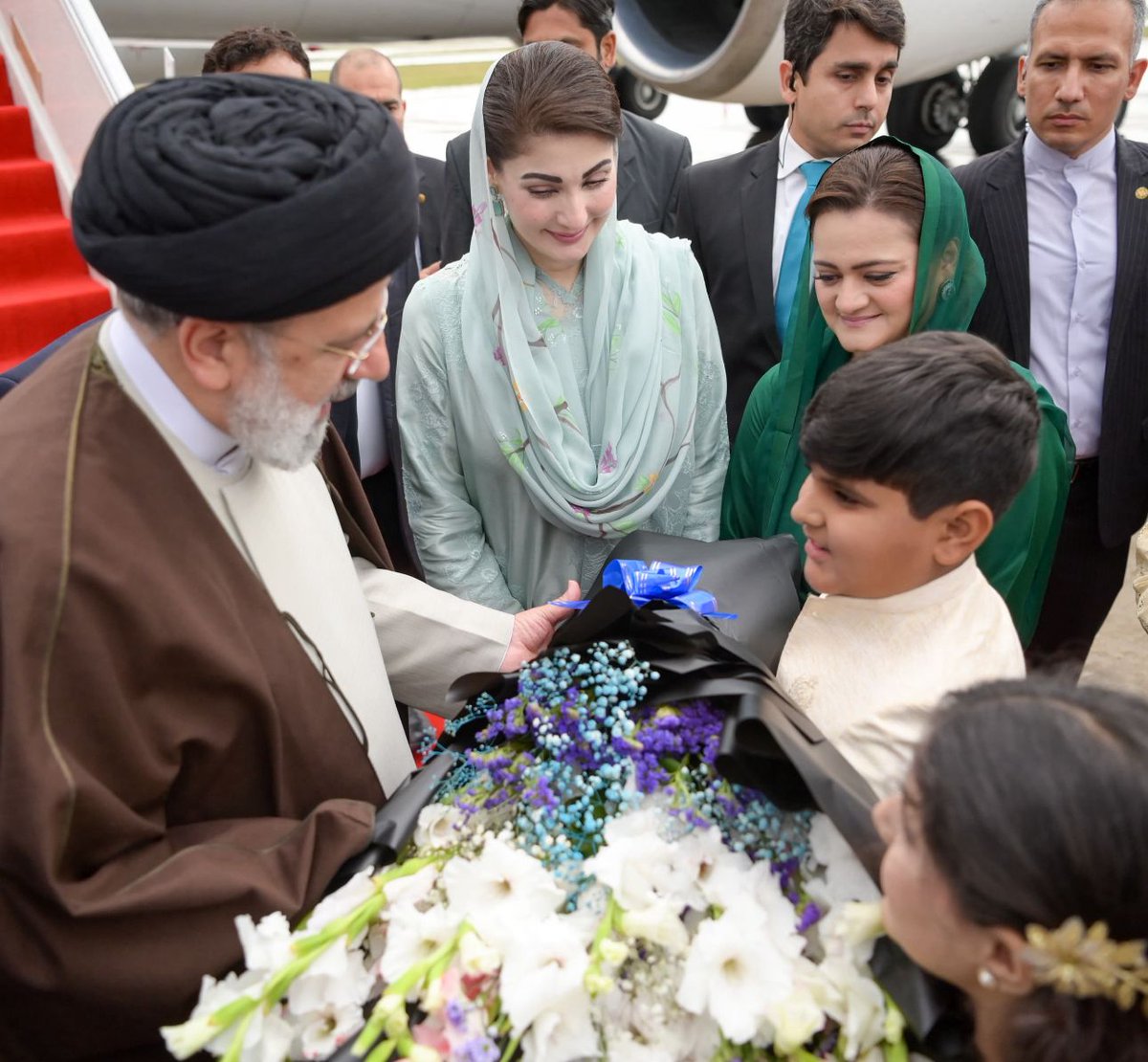 The Chief Minister of Punjab, Maryam Nawaz Sharif, received President Raisi and welcomed his delegation upon their arrival at the Lahore airport. 🇵🇰🇮🇷