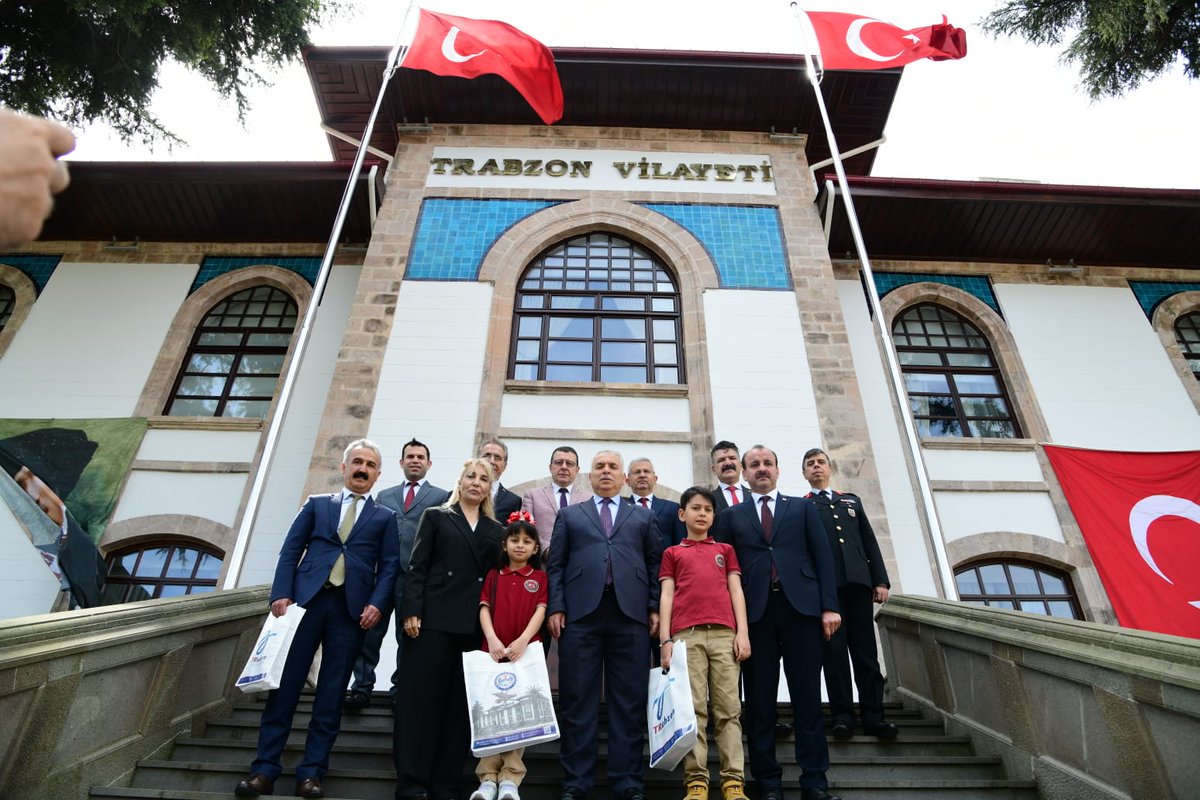 23 Nisan Ulusal Egemenlik ve Çocuk Bayramı dolayısıyla Ortahisar Ahmet Saka İlkokulu öğrencilerimiz ile Müdürümüz @hasan_uygun91 ve Okul Yöneticileri; Valimiz Aziz Yıldırım'ı ziyaret etti.Valimiz, makam koltuğunu öğrencilere devrederek öğrencilerimizin bayramını kutladı.🎈💐🇹🇷