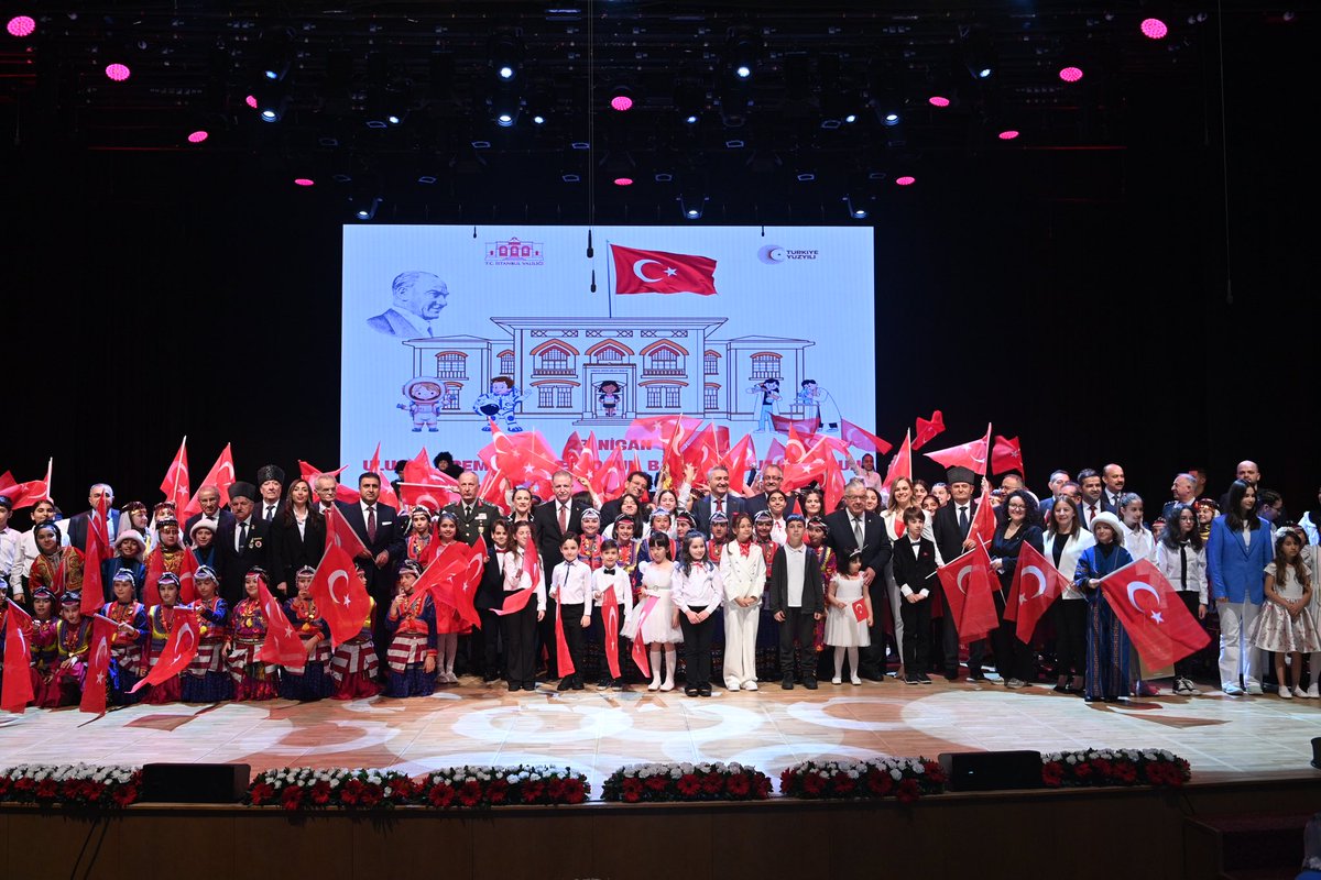 #23Nisan #İstanbul’da büyük bir coşku ile kutlandı. 🇹🇷👫🏼🎈 23 Nisan Ulusal Egemenlik ve Çocuk Bayramı Kutlama Programı, Valimiz @gul_davut ve protokol mensuplarının katılımı ile gerçekleştirildi. #GaziMustafaKemalAtatürk #23NisanKutluOlsun #TBMM104YAŞINDA 📍 Cemal Reşit Rey