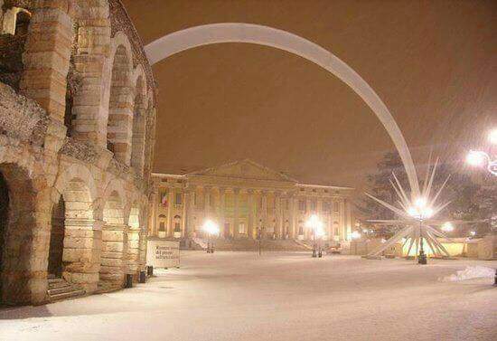 Sooooo cold. Two years ago the Christmas 🎄 🌟 star fell over during dismantling and this year they had (interim) modern stars.... #Verona