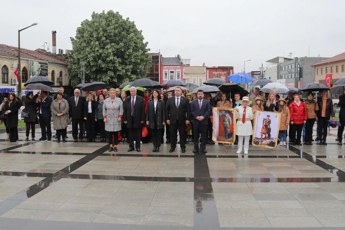 Bugün Cumhuriyet Halk Partisi İl Başkanlığımızın Atatürk anıtında ki çelenk koyma törenine örgütümüzle birlikte katılım sağladık. 23 Nisan Ulusal Egemenlik ve Çocuk Bayramı'mız kutlu olsun…