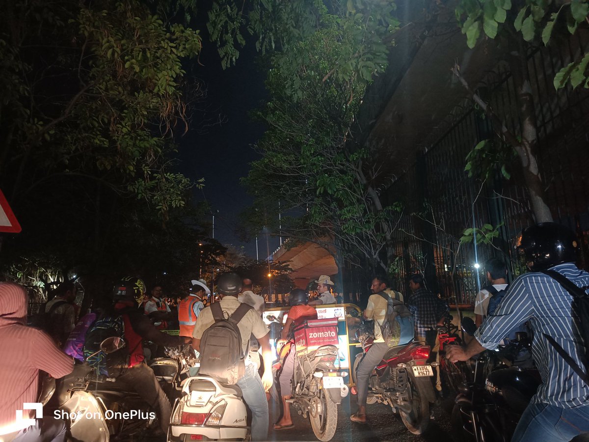 Suddenly a busy road is closed in the busy evening hours without any rhyme or reason. hundreds of cars and bikes await the opening since the last 20 mins. #Bengaluru #Karnataka #bengalurutraffic @CMofKarnataka