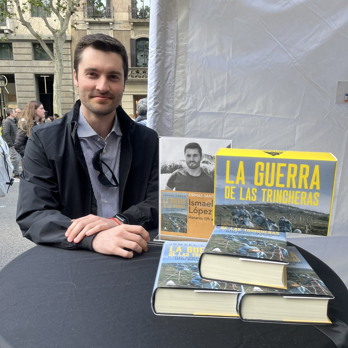 @Ismael_Historia está firmando ahora ejemplares de “La guerra de las trincheras” en la PARADA GRUPO ÁTICO (Passeig de Gràcia 25) ✍️ ¡Os esperamos! #SantJordi2024 @udllibros
