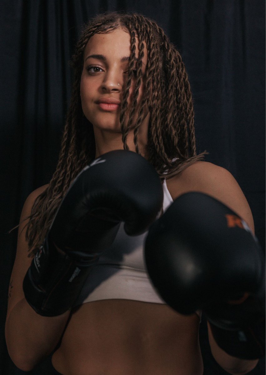 champswithinn's tweet image. Ellie, Didi &amp;amp; Sammy  in “The Champions within - portraits of a boxing community”. Find the rest of the exhibition at Brixton Library, on til the 4th of May

📸 by @chelspineda

#champswithin #boxing #boxingportraits #photography #portraits #sportsphotography