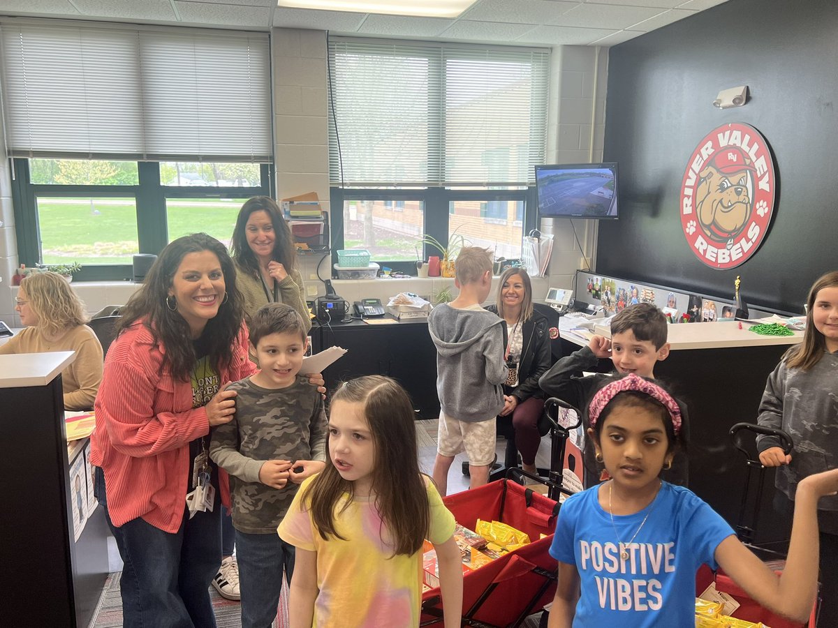 Cookie delivery to brighten the day! Shout out to Mrs. Doornbos and her friends! 🩷 #SD113a #RebelPride