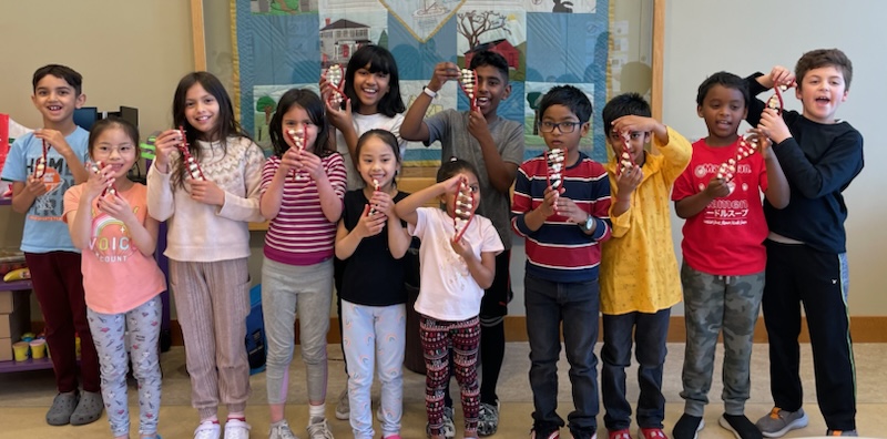 How was your vacation week? The BMB Outreach office was out and about! On April 16th & 17th, we partnered with @ScienceLIVEUMMS @mtp0916 to bring STEAM activities to the Shrewsbury Public Library. The participants searched for microscopic organisms and extracted DNA from fruit!