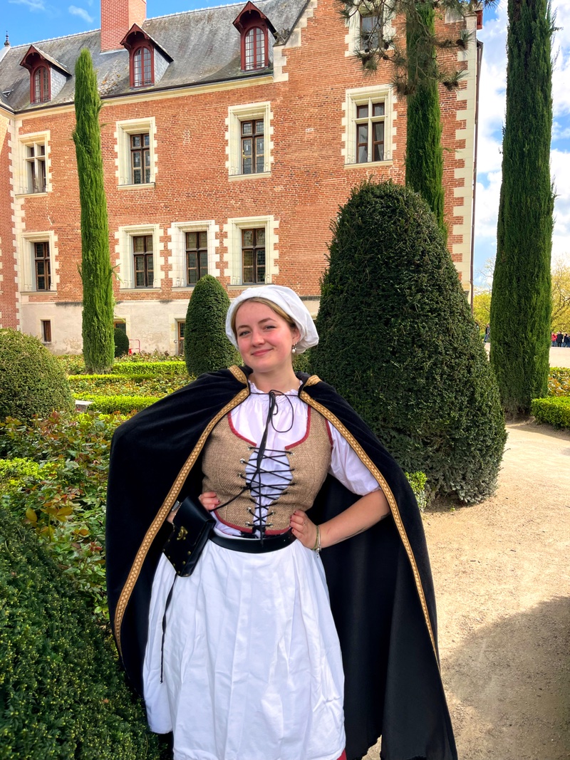 😃 Aujourd’hui nous sommes ravis de vous présenter Chloé, notre nouvelle guide ! 👸 Grande passionnée d’histoire et d’architecture, Chloé assurera les #visitesguidées au @closluce , au Domaine Royal de Château Gaillard et au @ChateauAmboise ! #amboisetourisme #châteaux