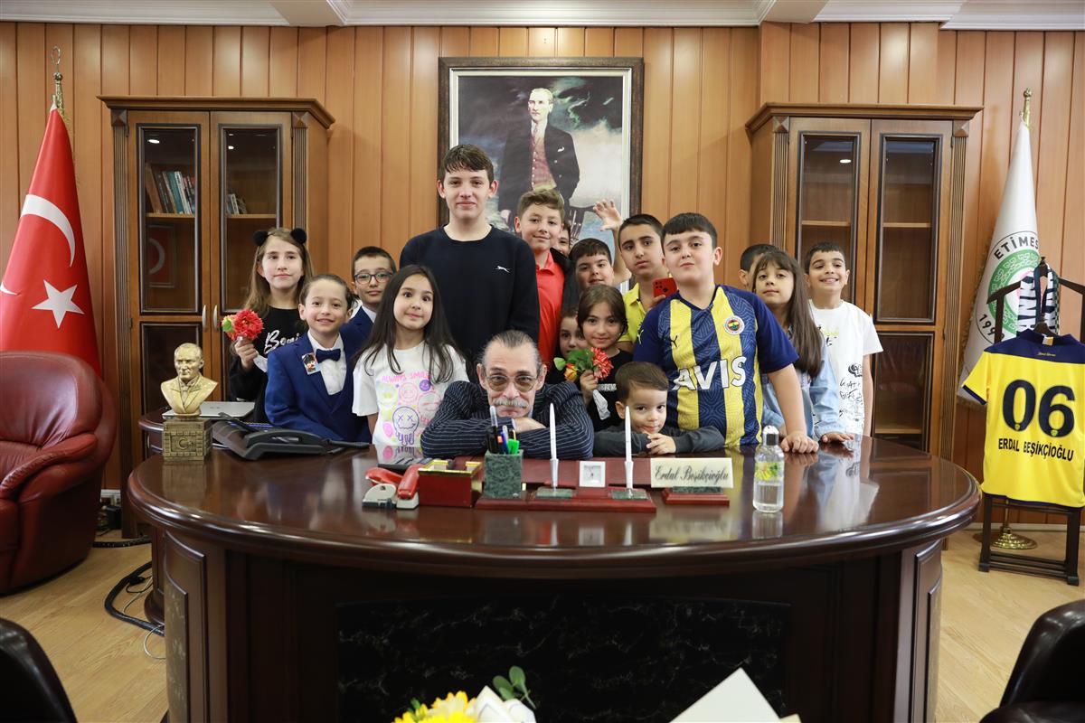 Etimesgut Belediye Başkanı Erdal Beşikçioğlu, koltuğunu devrettiği çocuklar ile böyle poz vermiş. 

Birçok kibir abidesi "devlet büyüğü," siyasetçi, bürokrat veya vali çocuklarla şöyle gülümseyerek poz vermez. Çocukların başında direk gibi dikilip somurtur...