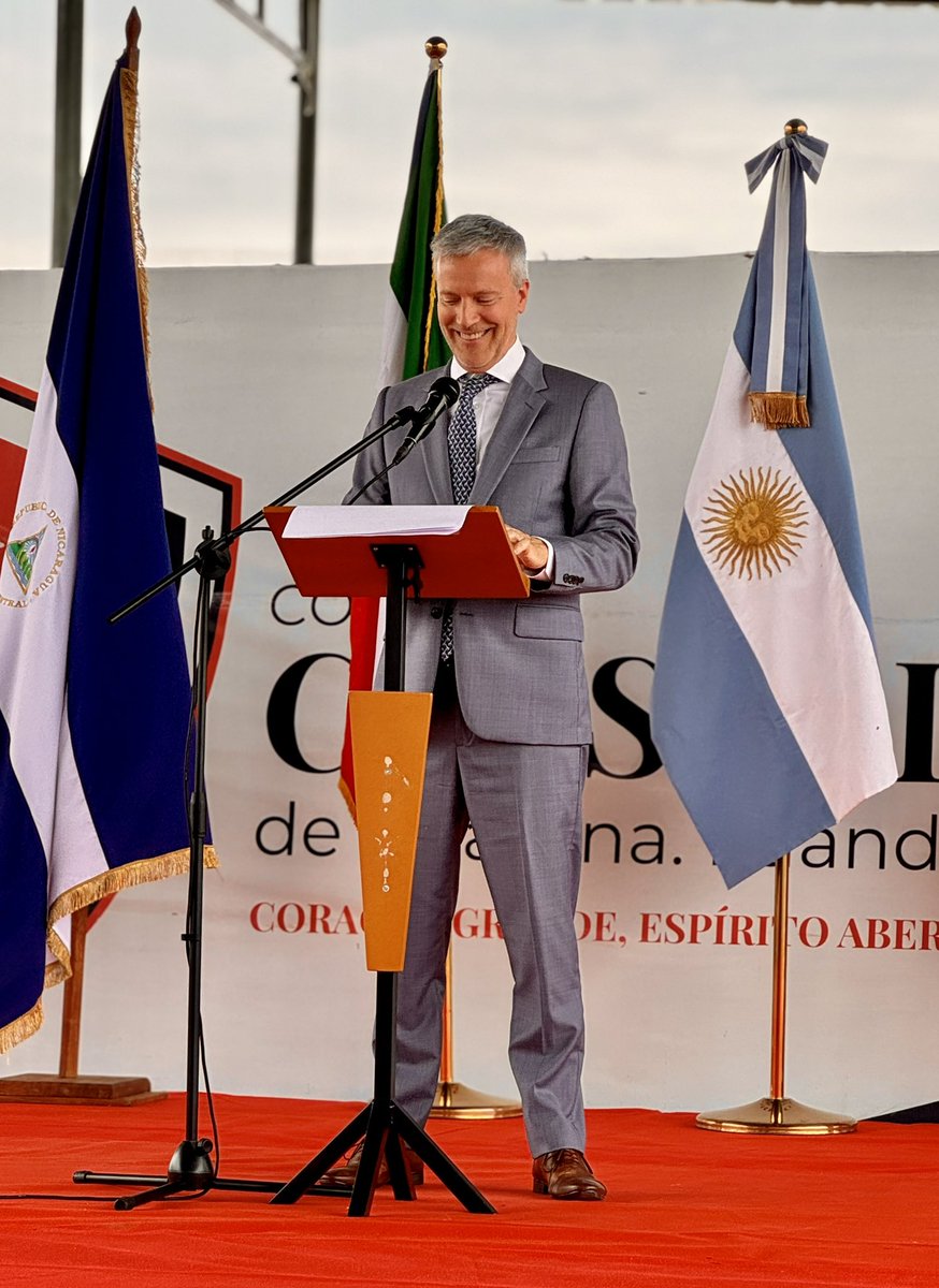 Hoy, junto a la Embajada de España, celebramos el día del idioma español

En el Colegio Crystal, en las afueras de Luanda leímos con los alumnos y sus maestros fragmentos de Don Quijote y en nuestro caso también un poema de la escritora infantil Elsa Bornemann 🇦🇷

#DíadelEspañol