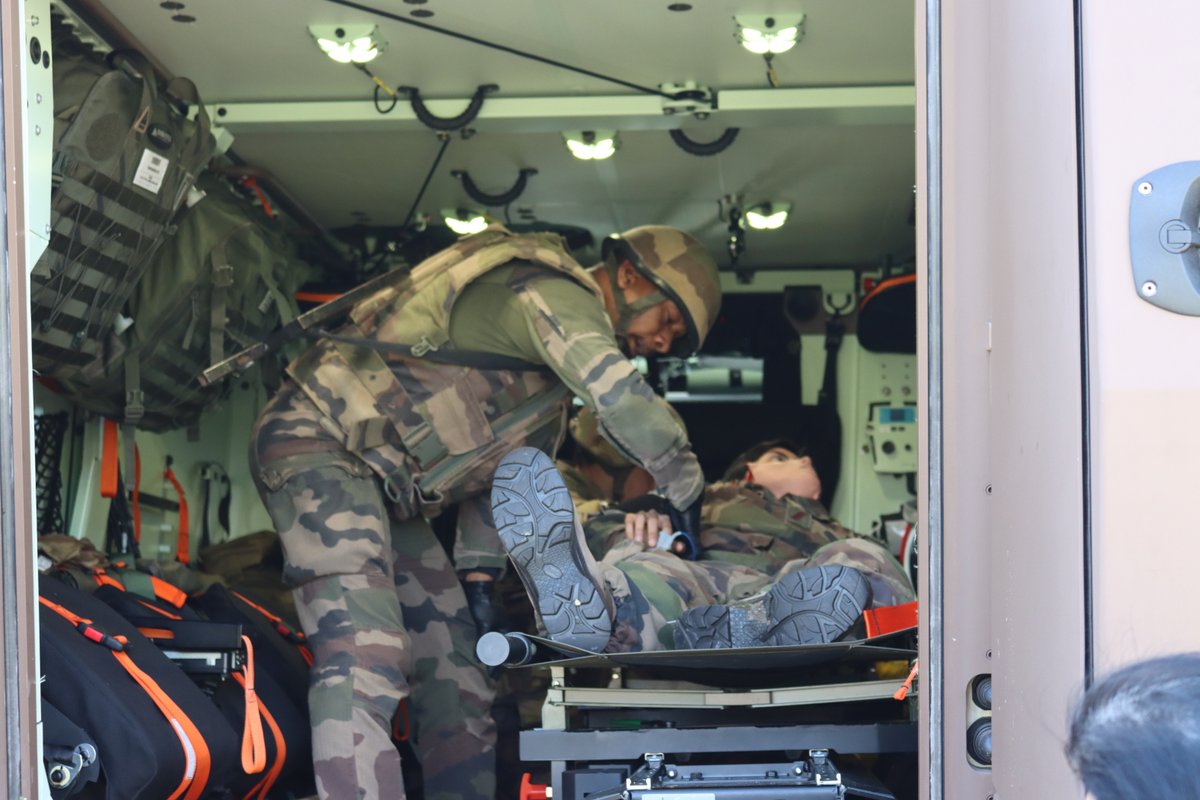 santearmees's tweet photo. 📅9/4 La #Valbonne
Le nouveau Griffon SAN en action🎬
Format° pour le personnel du #CeFOS (centre de format° opérationnelle santé) &amp; découverte de ses équipements de pointe❗️
➡️Les nouveaux blindés prennent la relève des mythiques VAB SAN - véhicules de l'avant blindés SANitaires https://t.co/UvtyUJR0G2