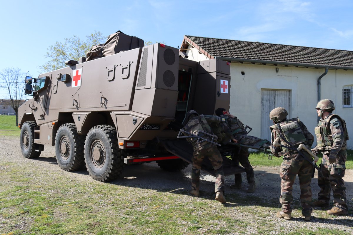 santearmees's tweet photo. 📅9/4 La #Valbonne
Le nouveau Griffon SAN en action🎬
Format° pour le personnel du #CeFOS (centre de format° opérationnelle santé) &amp; découverte de ses équipements de pointe❗️
➡️Les nouveaux blindés prennent la relève des mythiques VAB SAN - véhicules de l'avant blindés SANitaires https://t.co/UvtyUJR0G2