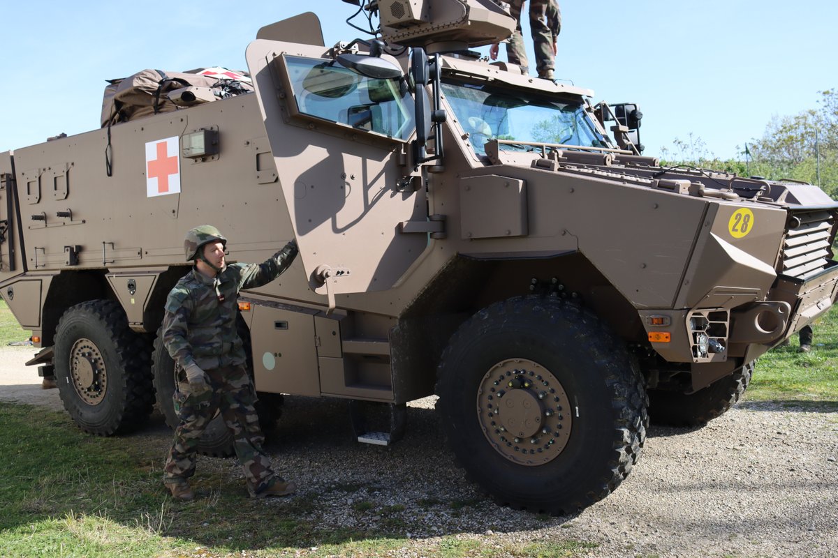 santearmees's tweet photo. 📅9/4 La #Valbonne
Le nouveau Griffon SAN en action🎬
Format° pour le personnel du #CeFOS (centre de format° opérationnelle santé) &amp; découverte de ses équipements de pointe❗️
➡️Les nouveaux blindés prennent la relève des mythiques VAB SAN - véhicules de l'avant blindés SANitaires https://t.co/UvtyUJR0G2