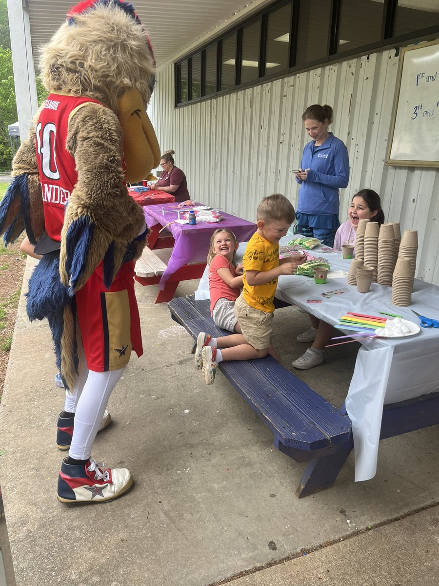 We had an amazing time at the YMCA Healthy Kids Day this weekend 🕺🏼 If you want Commander at your next event, check out the link ! birmingham.gleague.nba.com/mascot-appeara… 😎 #onesquad