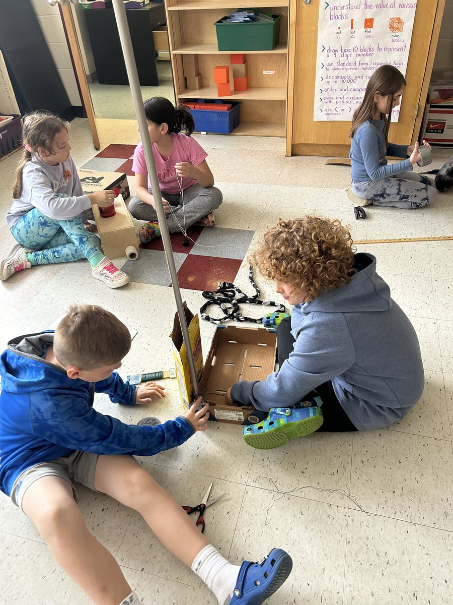 NorthoverEmily's tweet photo. Working on bringing their pulley prototypes to life in science! #pulleysandgears
#designthinking
@DpExperiential @stchris_dpcdsb @IsabelSauve https://t.co/LkUS4GTRCh