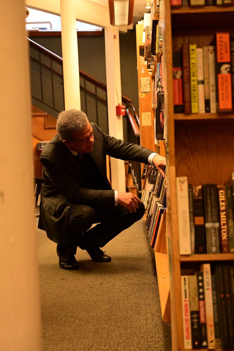 Sumergirse en la lectura es una experiencia transformadora. Al leer un libro, el ruido alrededor se disipa y el silencio se convierte en protagonista de un momento fascinante entre el lector y el vasto mundo de conocimiento que aguarda a ser descubierto.

¡Feliz día del libro!