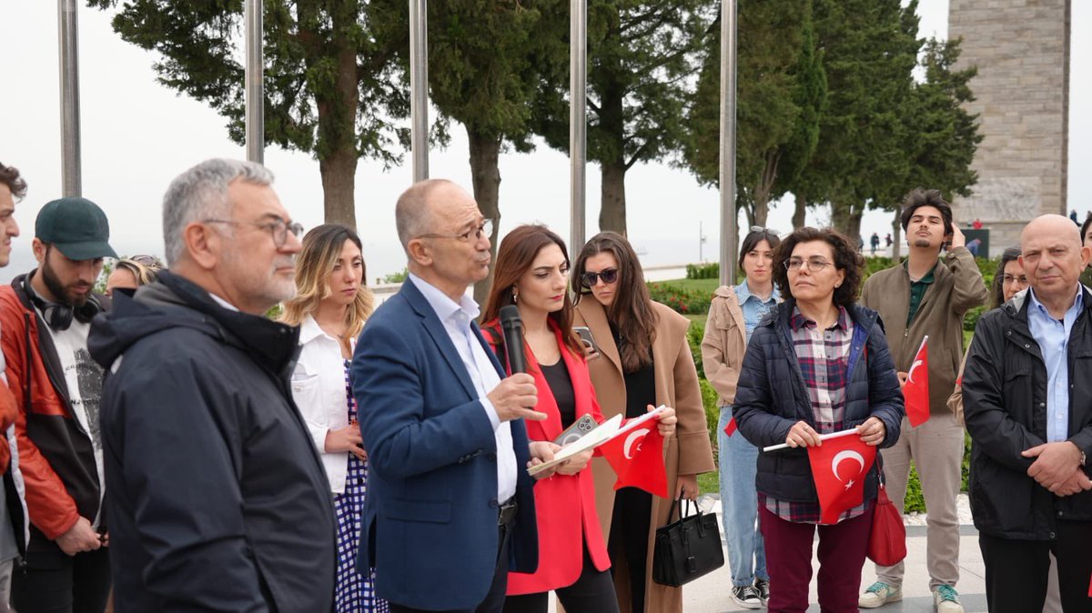 23 Nisan Gelibolu'da: Tarihle Buluşan Bayram! İstinye Üniversitesi ailesi olarak, tarihin derin izlerini taşıyan Gelibolu yarımadasını ziyaret ettik. Bu toprakların her bir taşında yatan kahramanlık ruhu, 23 Nisan Ulusal Egemenlik ve Çocuk Bayramı'nın coşkusunu daha da anlamlı