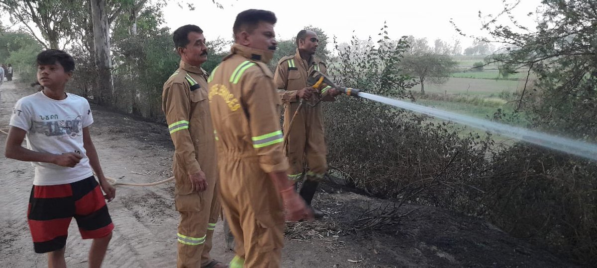 baghpat_fire's tweet photo. आज दिनांक-:23/04/2024 को FS खेकडा के क्षेत्रांतर्गत ग्राम सांकरोड के खेतो में लगी आग को फायर यूनिट द्वारा त्वरित कार्यवाही कर कडी मशक्कत कर पूर्णरूप से बुझाया गया। https://t.co/NM0EIJByHk