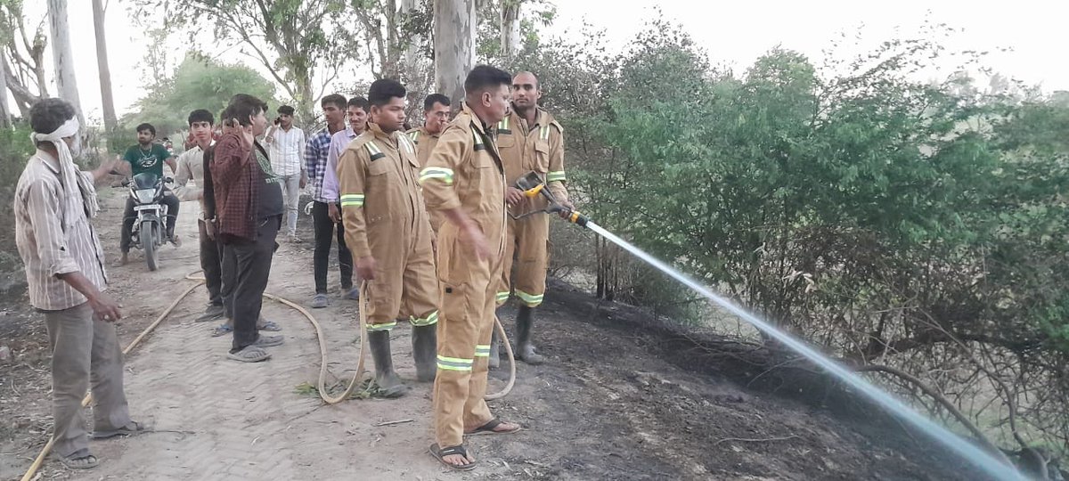 baghpat_fire's tweet photo. आज दिनांक-:23/04/2024 को FS खेकडा के क्षेत्रांतर्गत ग्राम सांकरोड के खेतो में लगी आग को फायर यूनिट द्वारा त्वरित कार्यवाही कर कडी मशक्कत कर पूर्णरूप से बुझाया गया। https://t.co/NM0EIJByHk