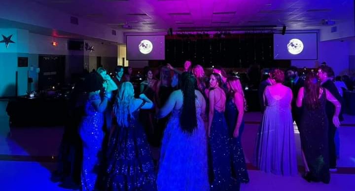 As high school proms take place around the state, our crews in Flippin made sure students got to have this memorable experience. Recent storms caused power to be lost right before prom was about to start. Entergy Arkansas developed a plan to get the power back on. #WePowerLife