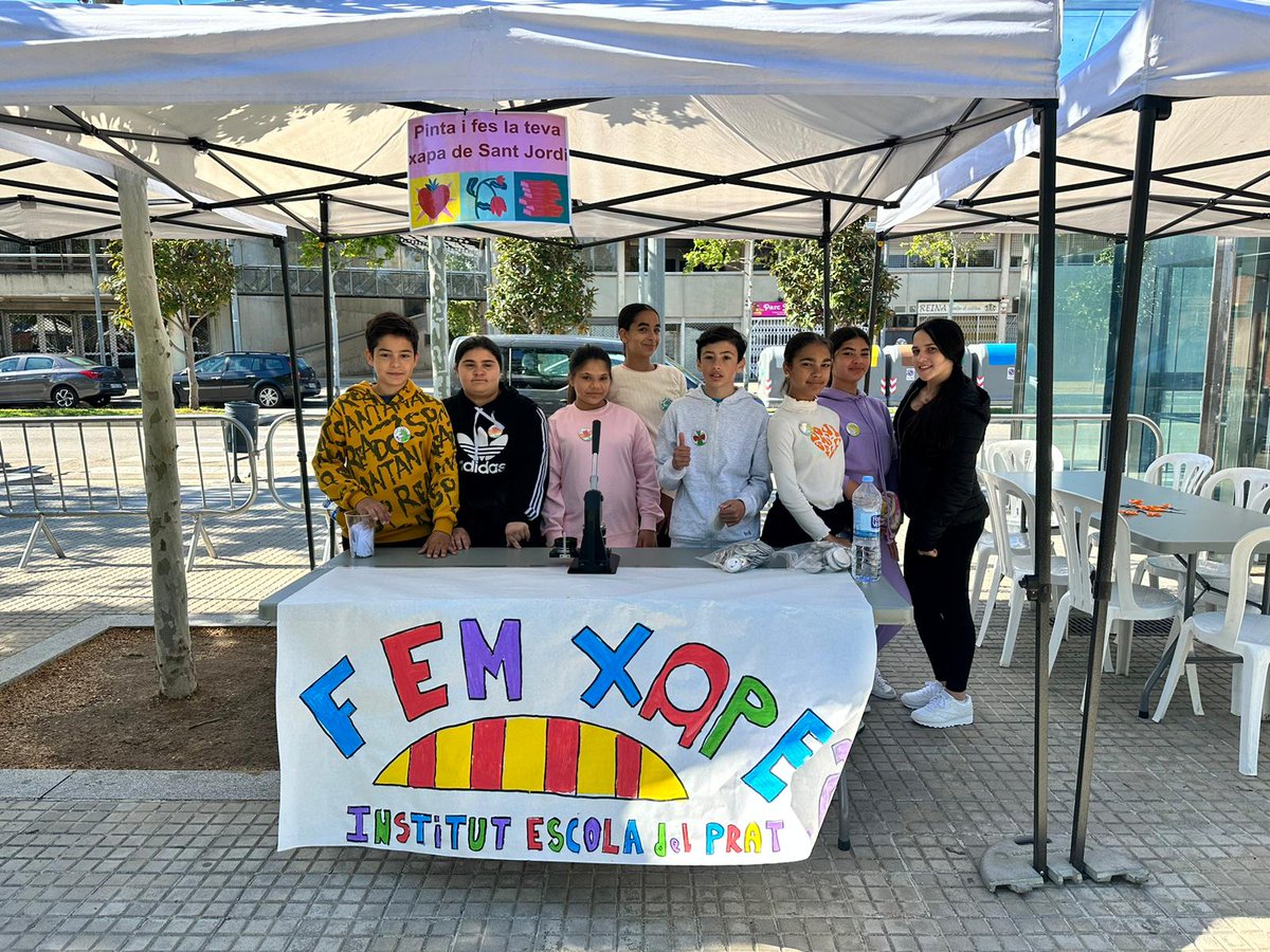 IEdelPrat's tweet photo. Avui dia de Sant Jordi hem fet barri participant en un taller de xapes organitzat per l'alumnat de 6è i amb un contacontes  que ha fet l'alumnat de 4t de primària.  A més l'alumnat de l'ESO ha fet activitats amb els més petits de l'Institut Escola. Feliç Sant Jordi a tothom! https://t.co/UnwJOxo1IJ