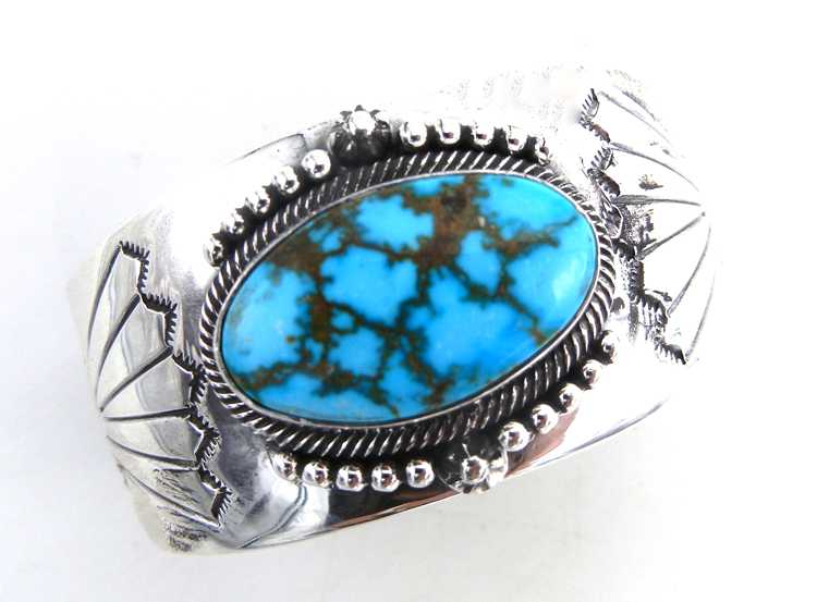 The winds howled, say the #Navajo, in search of the #turquoise stone.

Cuff bracelet by Navajo silversmith Will Denetdale.