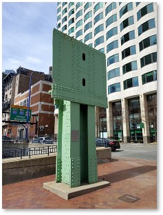 In the Big Dig, Boston buried the old Southeast Expressway and demolished its structure. Instead, we now have the beautiful Rose Kennedy Greenway. Yet two small, green pieces of elevated infrastructure remain. bit.ly/3QgLoMz @FortPointer @universalhub @GBH @HelloGreenway