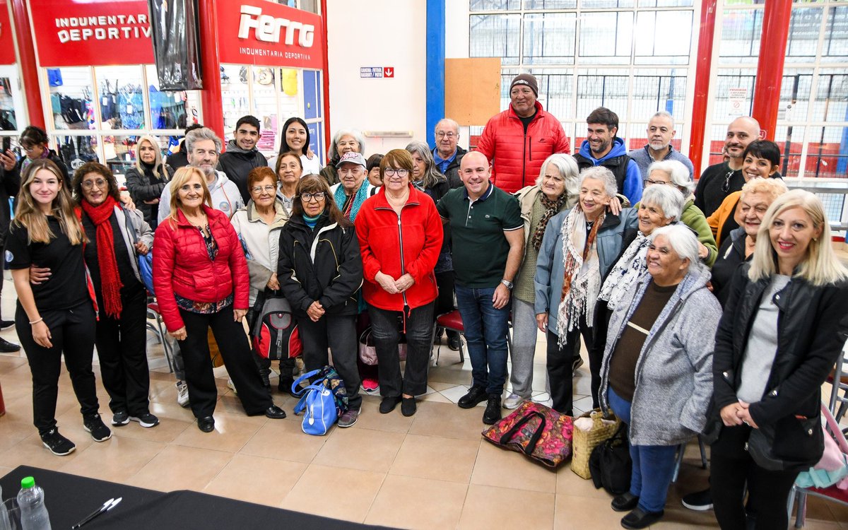 Gus_Sastre's tweet photo. Hoy firmamos un convenio de colaboración para que los adultos mayores de #PuertoMadryn puedan realizar nuestro Taller de Hidroterapia en la pileta del Club Social y Deportivo @FerroMadryn.

Este es un hecho concreto más para cuidar de nuestro adultos mayores, que ocupan un lugar fundamental en esta gestión. Nos pone muy felices que puedan disfrutar de este tipo de actividades como se lo merecen.