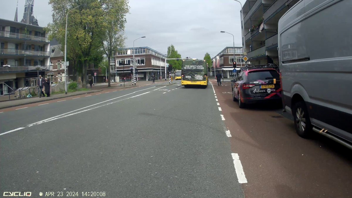 Normaal plaats ik niet elke fietsstrookparkeerder. Maar als een ploegleider van de grootste professionele vrouwenwielerploeg @teamsdworx zich niet fiets-veilig gedraagt, dan wel. #olifantopdeweg.