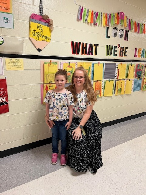 When students and teachers bond they start dressing the same! Mrs. Stephenson & her mini me were ready for a great day in first grade! @aghoulihan @UCPSNC