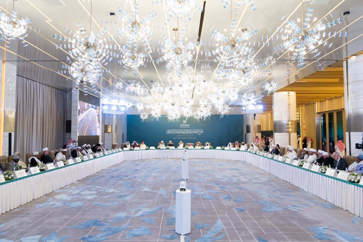 سعِدنا هذا اليوم بانعقاد الدورة الـ٤٦ للمجلس الأعلى لرابطة العالم الإسلامي، بحضور أصحاب السماحة والفضيلة والمعالي، رئيس المجلس وأعضائه، يتقدّمهم سماحةُ مفتي عام المملكة العربية السعودية، كما سَرَّنا ما صدَر عنه من قراراتٍ وبياناتٍ مُهمّة على ضوء رسالة الرابطةِ وأهدافِها العالمية.