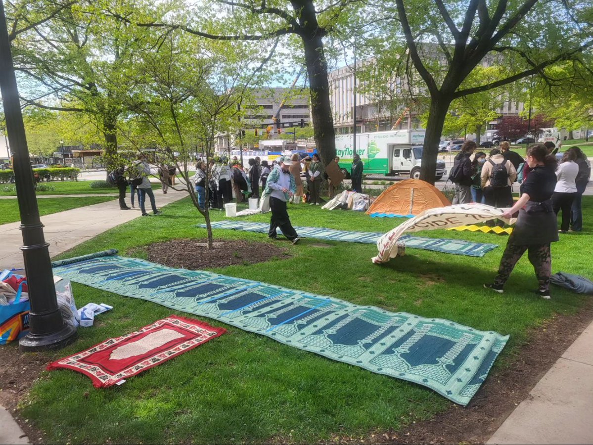 NOW: Students at the University of Pittsburgh join Columbia University & Barnard College in their pro-Palestine encampment, aimed at getting the university to divest from the Israeli war machine in Gaza. 

Tens more apparently joining.

Taking place at the Cathedral of Learning.