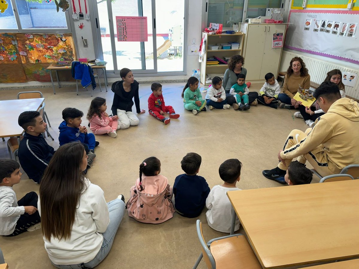 IEdelPrat's tweet photo. Avui dia de Sant Jordi hem fet barri participant en un taller de xapes organitzat per l'alumnat de 6è i amb un contacontes  que ha fet l'alumnat de 4t de primària.  A més l'alumnat de l'ESO ha fet activitats amb els més petits de l'Institut Escola. Feliç Sant Jordi a tothom! https://t.co/UnwJOxo1IJ