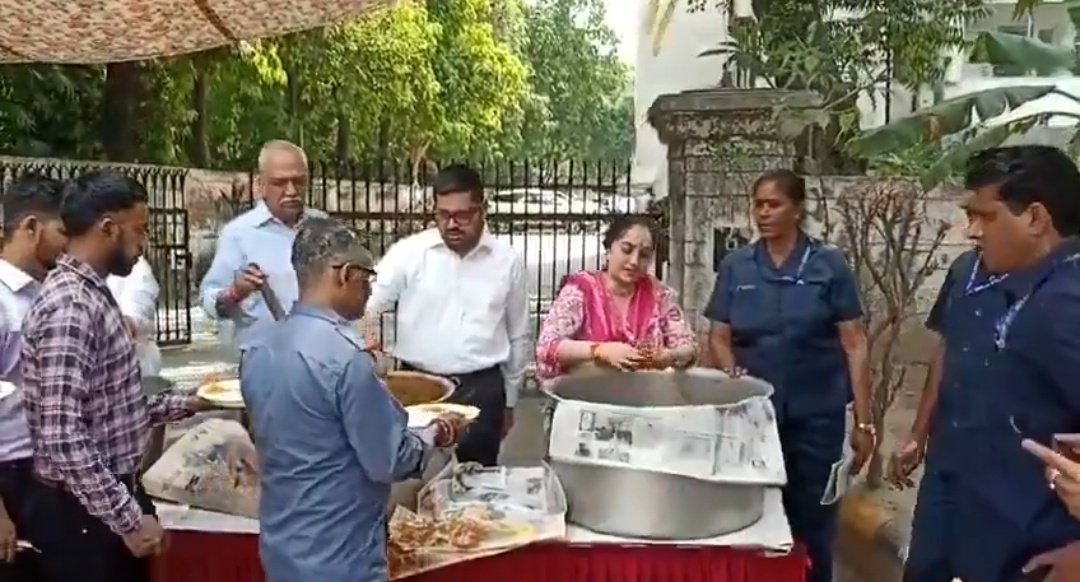 NewsAlgebraIND's tweet photo. BIG NEWS 🚨 Nupur Sharma is back, she organised Bhandara on the occasion of Hanuman Janmotsav in Delhi 🔥🔥

Away from limelight, she is selflessly dedicating her time to Social service. It shows a genuine commitment to making a positive impact in the community without seeking recognition or fame 🚩