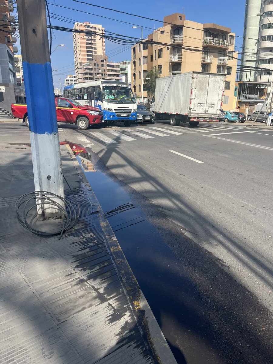 _KaritoAB_'s tweet photo. Colisión de camioneta con microbus en la intersección de avenida angamos con Avelino contand  #antofagasta @bomberos_antof @Carabdechile https://t.co/kF2F65KYmR