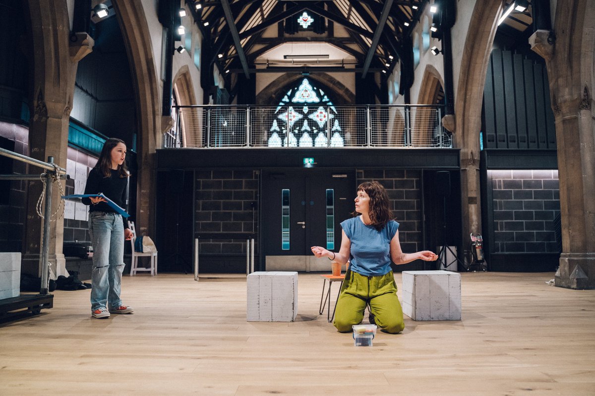 Diwnrod ola' yn ymarfer yma cyn i bawb symud draw i @TrydarPontio fory 🌈🌤️ Cast and crew move into the theatre tomorrow. 7 days and counting until opening night... franwen.com/productions/de…… 📸 Kristina Banholzer