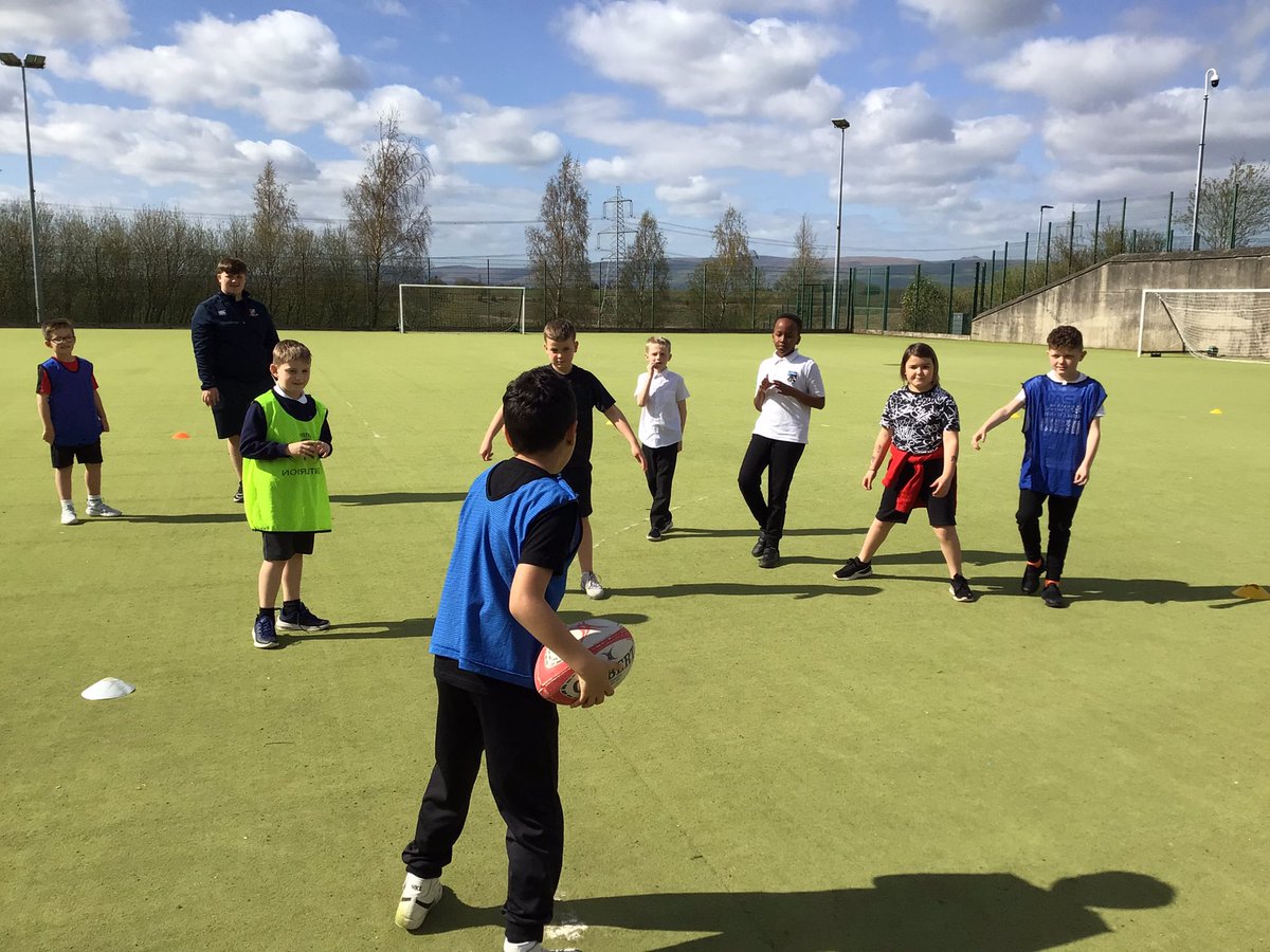 What a beautiful afternoon for our new rugby club. P4/5/6 are having a great time with Coach Aaron learning some new skills. @GlenboigPrimary @WDRFC1993 @coach_david9