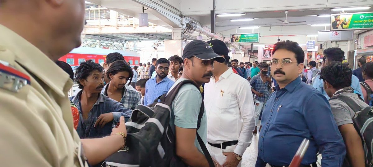 bksinspj's tweet photo. Pune station : Crowd management and monitoring of amenities for passengers at stations https://t.co/E3fT1HSp3u
