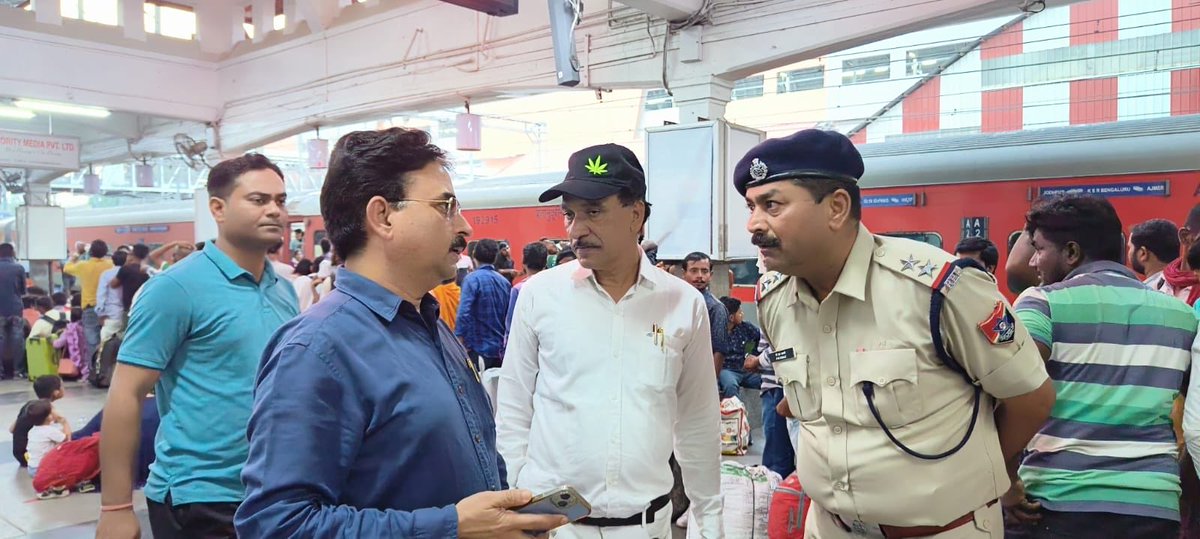 bksinspj's tweet photo. Pune station : Crowd management and monitoring of amenities for passengers at stations https://t.co/E3fT1HSp3u